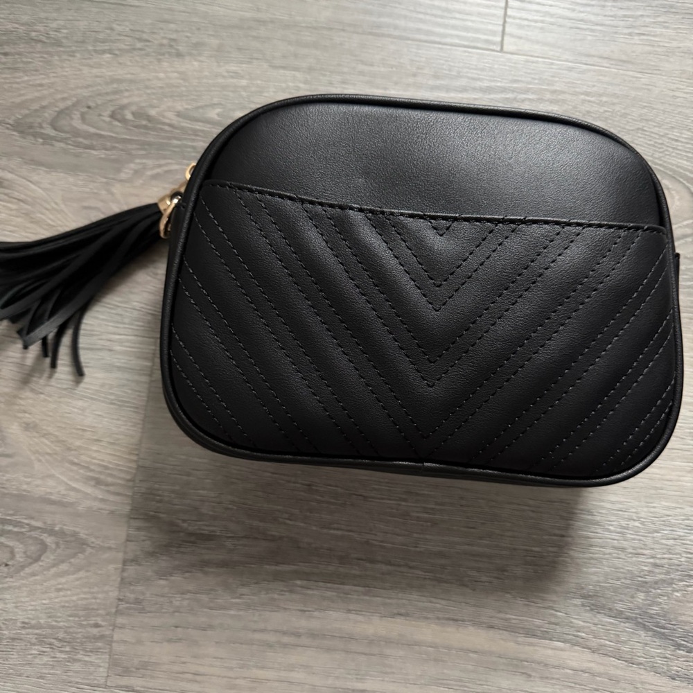 *SOLD* Elegant Black Quilted Crossbody Bag - Picture 6 of 8